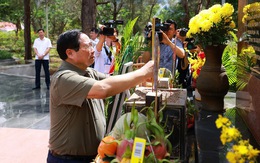 Thủ tướng Phạm Minh Chính dâng hương, viếng các anh hùng liệt sĩ tại Côn Đảo