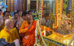 Đà Nẵng: Người dân thức xuyên đêm chiêm bái xá lợi Phật