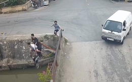 Chàng trai đu lan can cầu khi bạn lao xe máy xuống sông