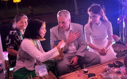 Du khách thưởng trà sen ‘đúng điệu’ tại Lễ hội du lịch Hà Nội 2025