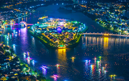 Dù lượn hỏa thuật, drone cùng pháo hoa thắp sáng trời đêm tại Hội An