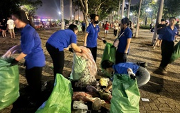 Lượng rác giảm, người nhặt rác tăng sau đêm khai mạc lễ hội pháo hoa