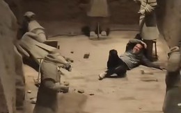 Du khách nhảy xuống hố xô đổ 2 tượng binh mã 2.000 năm tuổi tại lăng Tần Thủy Hoàng