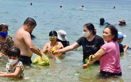 Mang lá 'xả xui' ùa xuống biển tắm giữa trưa Tết Đoan ngọ