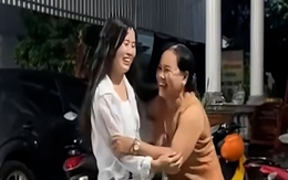 Hành động đáng yêu của mẹ khi con gái bất ngờ về thăm nhà