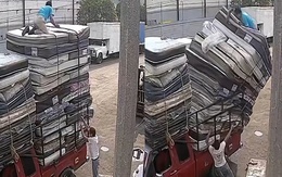 'Người vận chuyển' ngã vào lòng đất khi giằng đồ