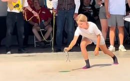 Cô gái dùng kỹ thuật độc lạ khiến chú ếch nhảy băng băng về đích