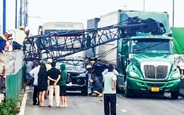 Xe cẩu công trình ngã đè xe container và ô tô trên đường Võ Chí Công