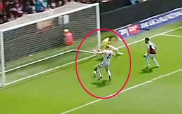 Fan ôm đầu vì pha bỏ lỡ bàn thắng khó tin của cầu thủ Millwall