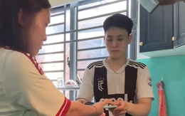 Vợ nổi đóa khi nhờ chồng cầm giùm điện thoại