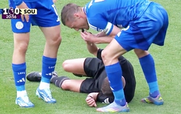 Tiền đạo Jamie Vardy thổi còi dừng trận vì trọng tài… nằm sân