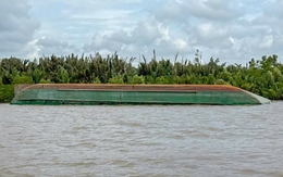 Sà lan lật úp sau va chạm trên sông Soài Rạp, một người mất tích