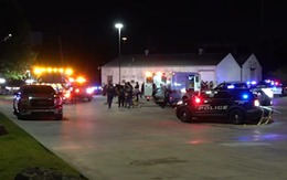 Không được mời dự tiệc, khách lạ nổ súng bắn, chủ nhà bắn trả