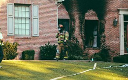 Tự đốt nhà mình để ngắm 'idol' lính cứu hỏa chữa cháy