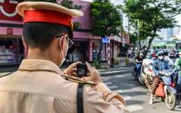 Vội đi làm sau nghỉ lễ, nhiều người bị phạt 5 triệu vì chạy xe máy lên vỉa hè