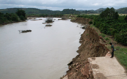 Người dân ven sông Krông Nô mòn mỏi chờ hỗ trợ sau sạt lở