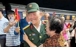 Ngày về xúc động của cựu binh 76 tuổi sau hành trình 1.300km bằng xe máy, vợ ra đón tận sân ga