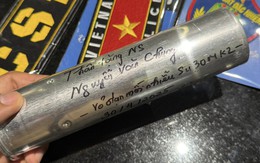 Nhạc sĩ Nguyễn Văn Chung được phi công tiêm kích Su-30MK2 tặng vỏ đạn mồi nhiễu