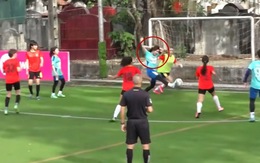 Nữ cầu thủ vừa cột tóc vừa ghi bàn