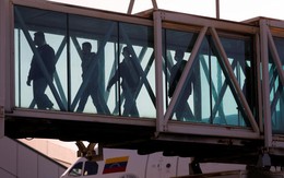 Mỹ trả 1.000 USD và vé máy bay cho người di cư 'tự trục xuất' khỏi Mỹ