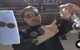 Lật tẩy màn ảo thuật bằng góc quay dưới gầm bàn