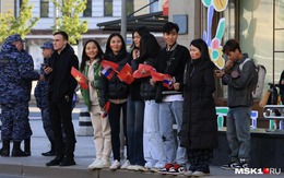 Người Việt xem tổng duyệt lễ duyệt binh ở Nga, mang xôi giò tặng chiến sĩ Việt Nam