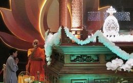 Người dân có thể chiêm bái xá lợi Đức Phật đến nửa đêm