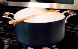 Vì sao nhiều người đặt muỗng gỗ lên miệng nồi khi nấu ăn?