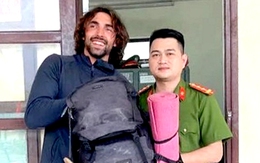 Du khách Thụy Sĩ đánh rơi ba lô khi đến Phong Nha, công an xã giúp tìm lại