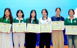 ĐH Quốc gia TP.HCM khen 6 sinh viên nhường chỗ ngồi cho các cựu chiến binh trong đại lễ 30-4