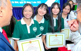 Tặng bằng khen sinh viên nhường chỗ ngồi cho các cựu chiến binh là hơi quá?