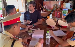 Mời du khách chạy xe mô tô ở Phú Quốc không đội mũ bảo hiểm, buông tay lái lên làm việc