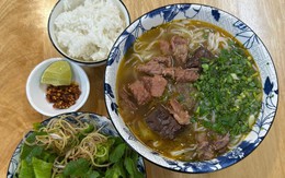 Ăn canh cá cơm lá me đất, bún xáo bò cơm nguội và cà pháo trắng giòn quán Mệ Nhơn