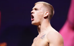 Võ sĩ MMA phá đối thủ bằng cách gửi… kẹo sô cô la