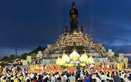 Hàng ngàn người thắp nến cầu nguyện hòa bình thế giới tại núi Bà Đen