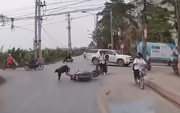 Người đàn ông chạy xe máy ẩu, còn lớn tiếng mắng hai nam sinh