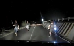 Pha lùi ô tô như Fast and Furious giúp tài xế thoát khỏi nhóm cướp