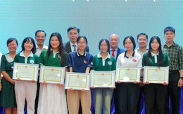 Có nên khen điều tử tế 'bình thường'?