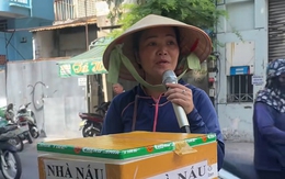 Cô gái bán hàng rong cover 'Tay trái chỉ trăng' bằng loa kẹo kéo, hay như nuốt đĩa