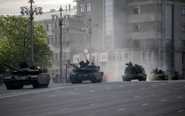 Nga và Ukraine tiếp tục tố nhau không kích ngay trước lễ duyệt binh