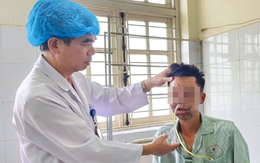 Bị gấu rừng tấn công, người đàn ông biến dạng cả mặt