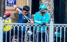 'Ná thủ' lại xuất hiện, bắn cá ngoi lên mặt kênh Nhiêu Lộc - Thị Nghè sau mưa đầu mùa