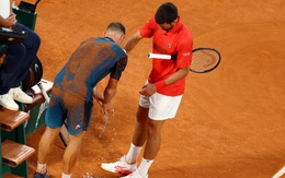 Djokovic giúp đối thủ, khán giả vỗ tay rần rần giữa đêm PSG bắn pháo hoa