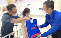 Bạn đọc Tuổi Trẻ tiếp sức chiến binh hoa mặt trời