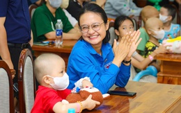 Hơn 100 phần quà ước nguyện tặng bệnh nhi ung thư nhân dịp 1-6