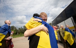 Nga - Ukraine trao đổi tù binh dưới 25 tuổi: 'Mẹ ơi, con về rồi'