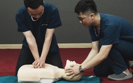 Bị điện giật ngừng tim dưới hồ cá koi, được hàng xóm cứu sống nhờ ép tim