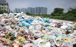 Giao công an truy nguồn gốc hàng tấn bánh kẹo có chữ Trung Quốc đổ chất đống tại La Phù