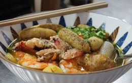 Bánh canh cua Châu Lan chợ Bình Tây nức tiếng gần nửa thế kỷ