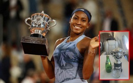 Coco Gauff hài hước khi nhận cúp Roland Garros mini về nhà